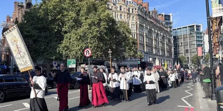2,000 Join Rosary Crusade Through Streets of London