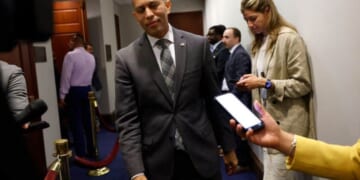 Hakeem Jeffries Embraces Extreme Left, Backs Mamdani for NYC Mayor