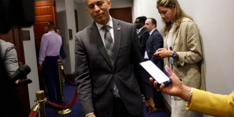 Hakeem Jeffries Embraces Extreme Left, Backs Mamdani for NYC Mayor