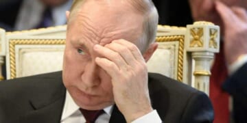 Trump Turns Up Heat on Putin, Slaps Russian Oil Companies With Sanctions