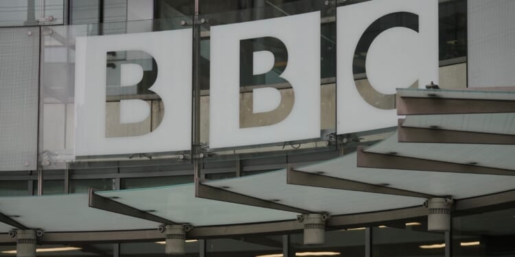 Trump Threatens to Sue BBC for $1B; Top Execs Quit Over Defamatory Documentary