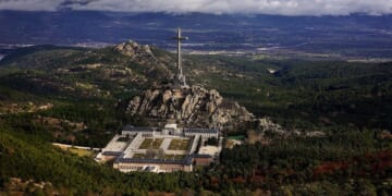 Bearing the largest Cross in the world