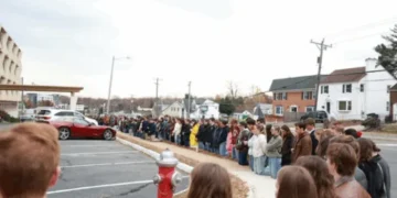 Hundreds of Christian Students Pray Outside Abortion Biz