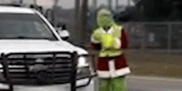 Louisiana Deputy Turns Gridlock Into Holiday Cheer [WATCH]