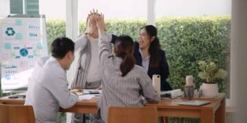 Close Family Relationships Offer Long-Term Social Benefits, Study Finds