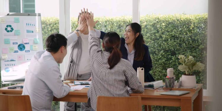 Close Family Relationships Offer Long-Term Social Benefits, Study Finds