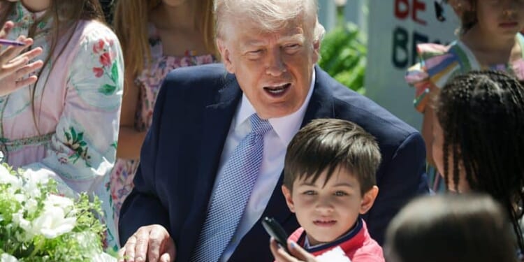 Trump Jokes With Kids About Signing Autographs, 'Biden Would Use the Autopen' [WATCH]