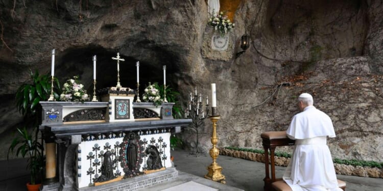 Pope to lead worldwide Rosary for peace in Vatican Gardens