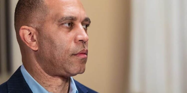 Trump Suggests Punishment for Hakeem Jeffries After Supreme Court Criticism