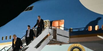 Trump Takes Air Force Plane Due to Alleged Iranian Threat; Leaves Cabinet Secretaries and Journalists Aboard Air Force One