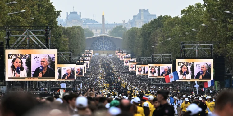Pope Leo draws 800,000 people to central Paris for open-air Mass on iconic square