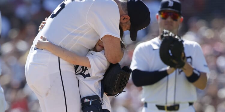 Justin Verlander Retires in Emotional Farewell as Daughter Walks Him Off the Mound